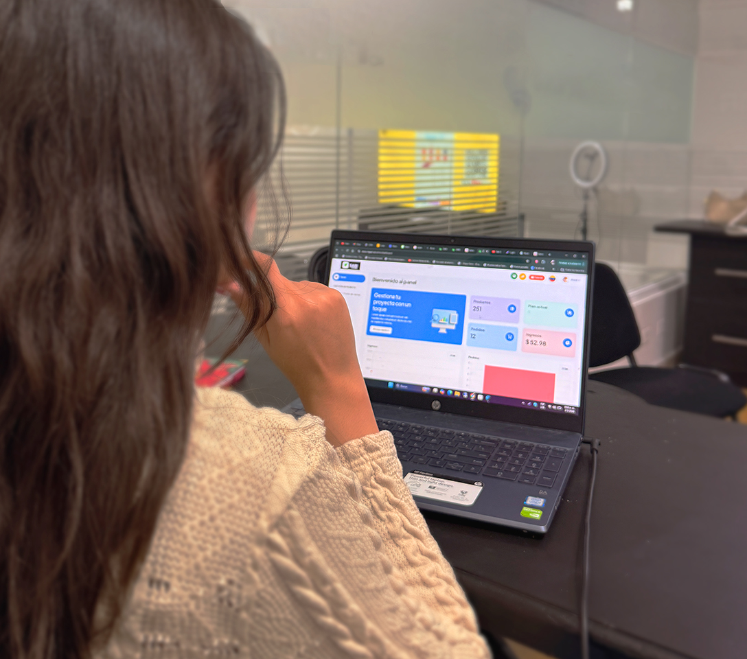 Cliente revisando panel SARI Store con productos e ingresos en una laptop